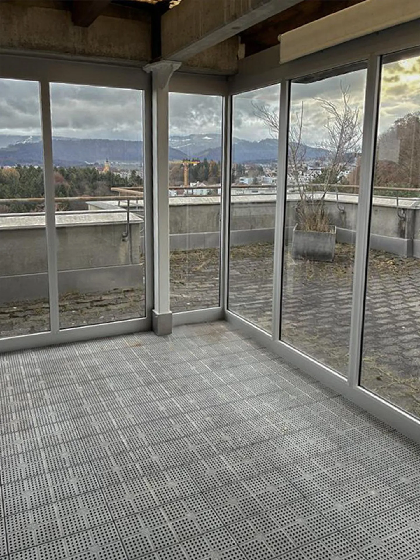 Spacious apartment with terrace in popular Benziwil! - Photo 5 of 9