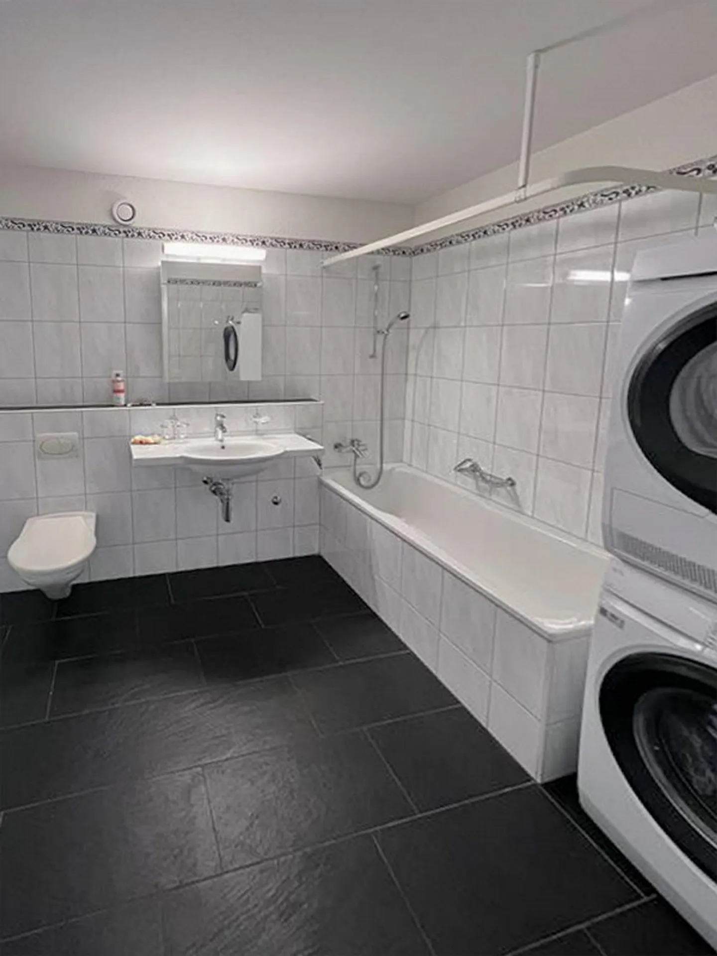 Spacious apartment with terrace in popular Benziwil! - Photo 8 of 9