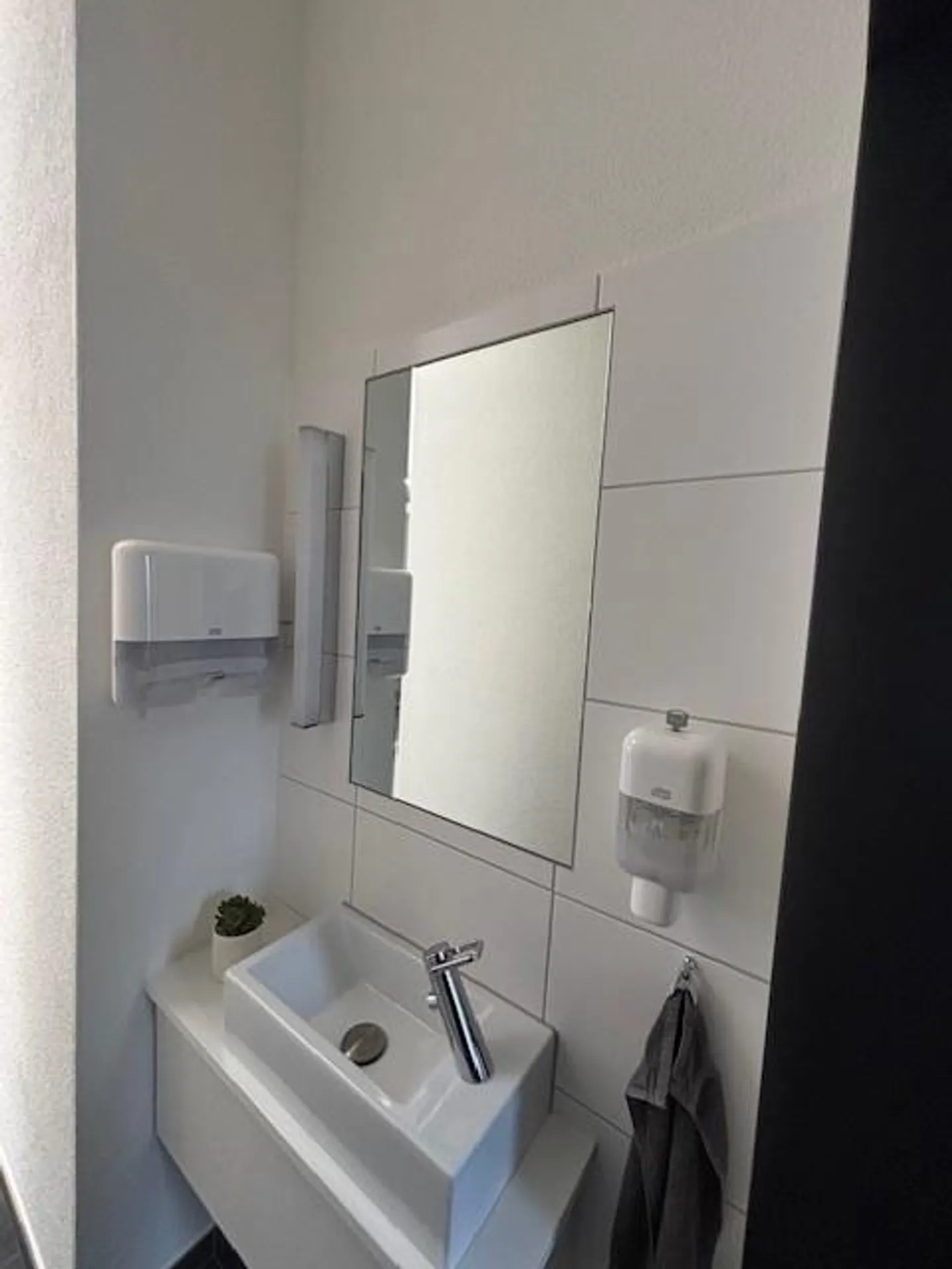 Spazio ufficio rappresentativo al piano rialzato - Foto 9 di 12