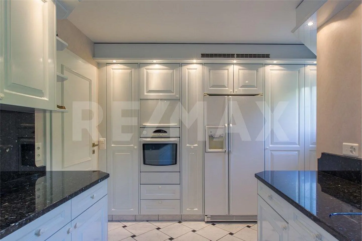 Exclusive 8-Room Villa in Quiet Location of Stetten - Photo 7 of 13