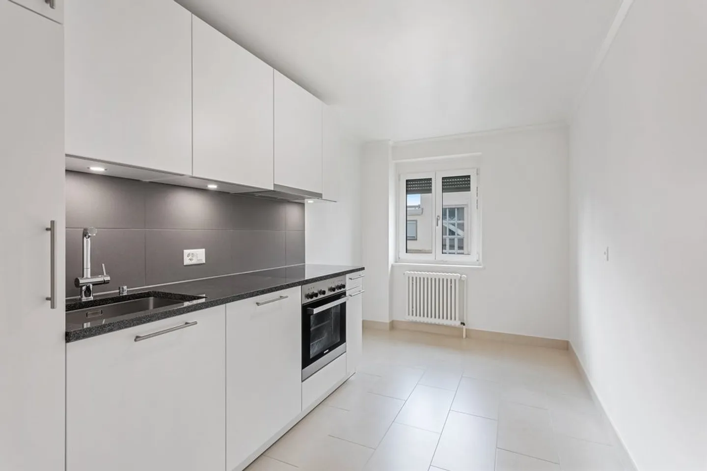 Renovated apartment located in the Bel-Air complex in Lausanne - Photo 2 of 7