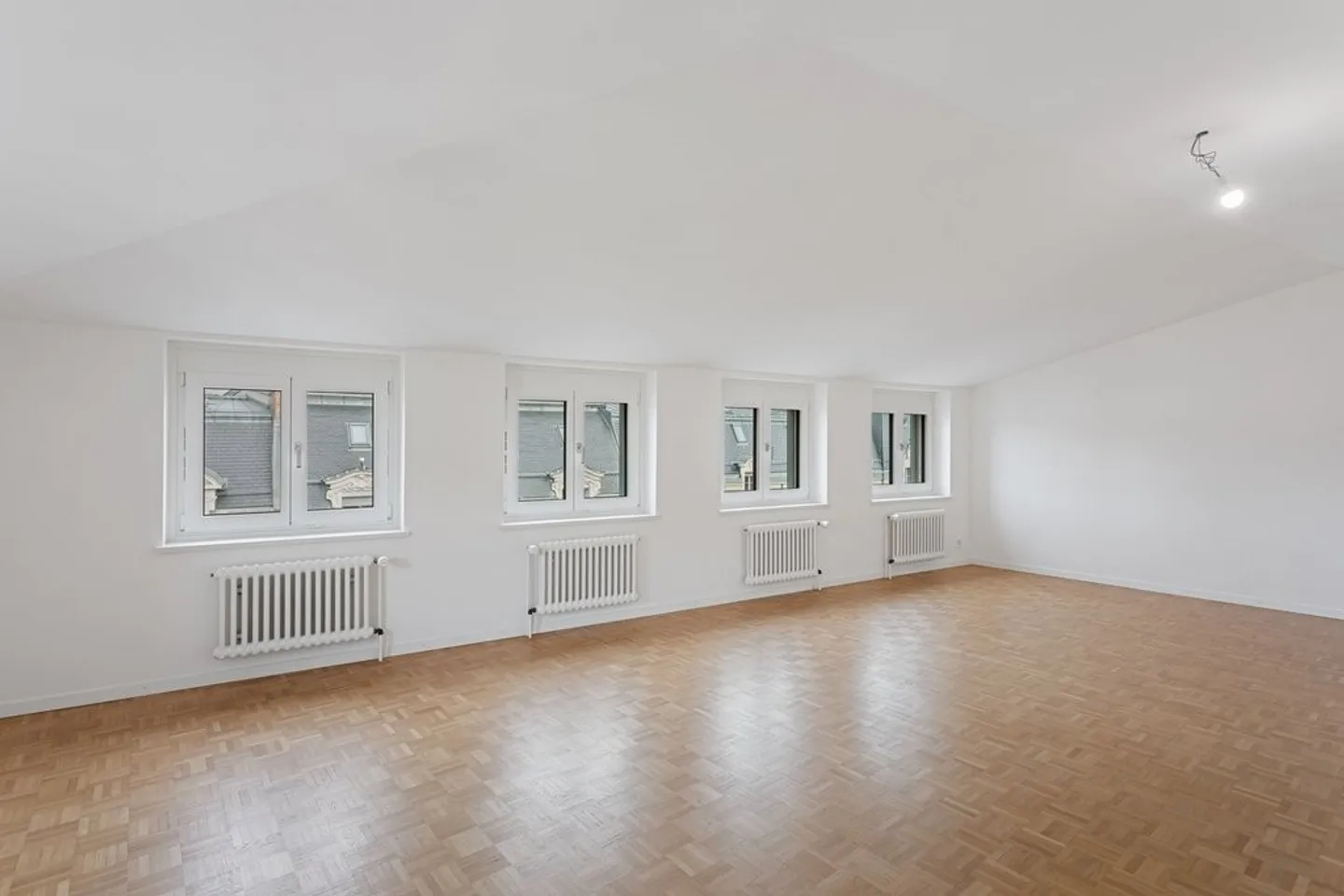 Renovated apartment located in the Bel-Air complex in Lausanne - Photo 3 of 7