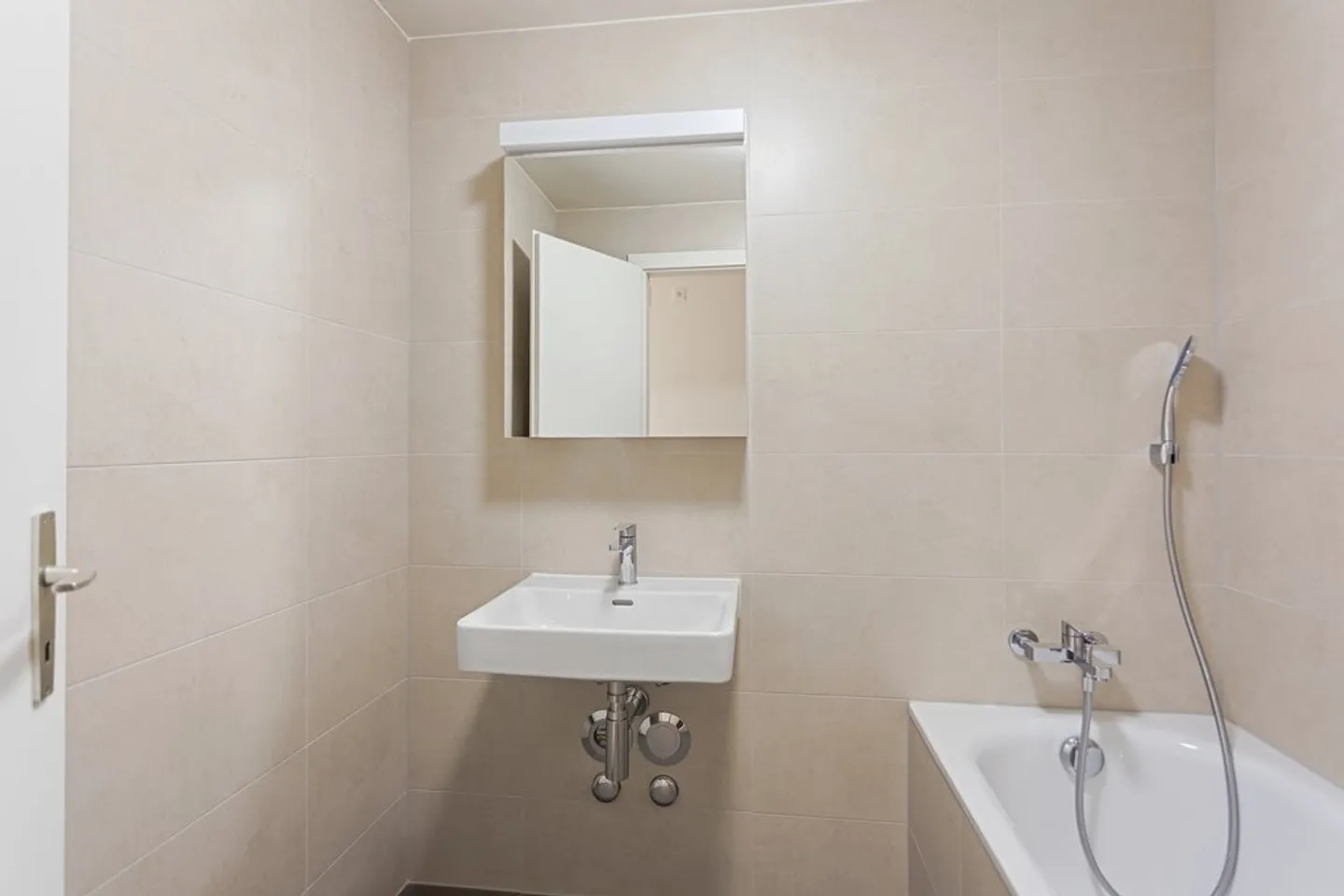 Renovated apartment located in the Bel-Air complex in Lausanne - Photo 4 of 7