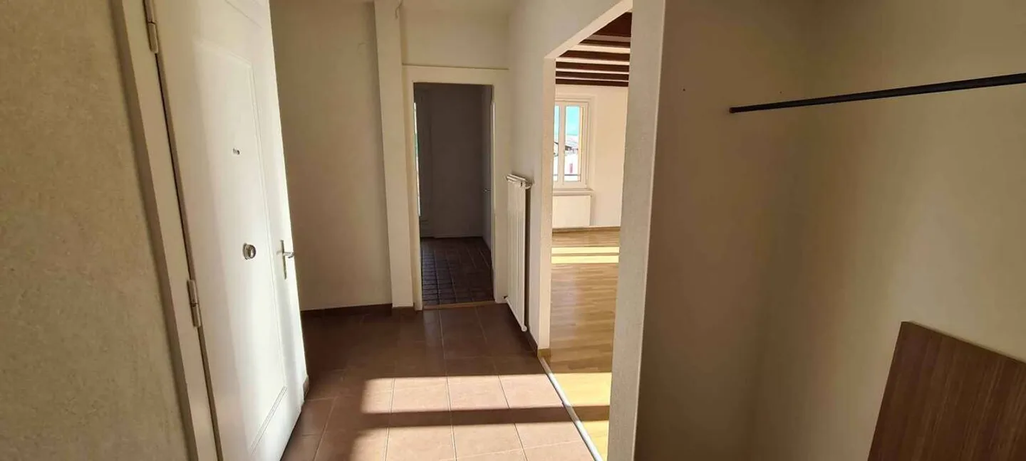 À louer  Spacieux appartement de 4 pièces avec conciergerie à repourvoir - Photo 2 sur 12