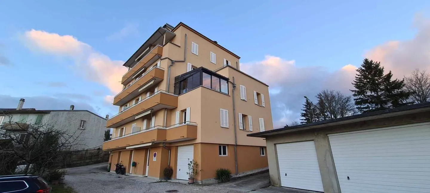À louer  Spacieux appartement de 4 pièces avec conciergerie à repourvoir - Photo 1 sur 12
