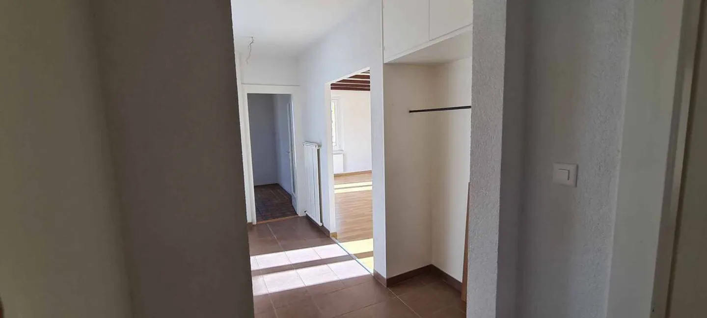 À louer  Spacieux appartement de 4 pièces avec conciergerie à repourvoir - Photo 3 sur 12