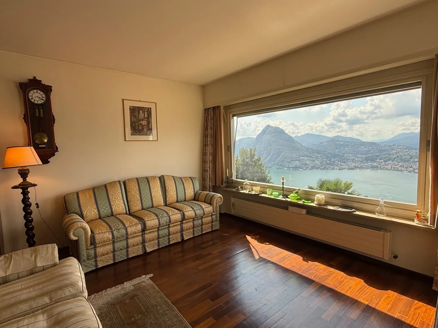 Elegant Apartment with Lake View - Photo 5 of 10