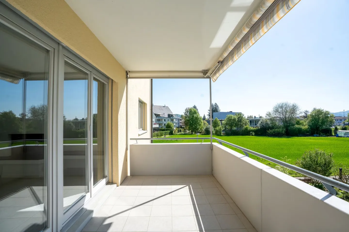 Appartement lumineux de 4,5 pièces avec balcon sud dans un quartier résidentiel prisé - Photo 1 sur 16