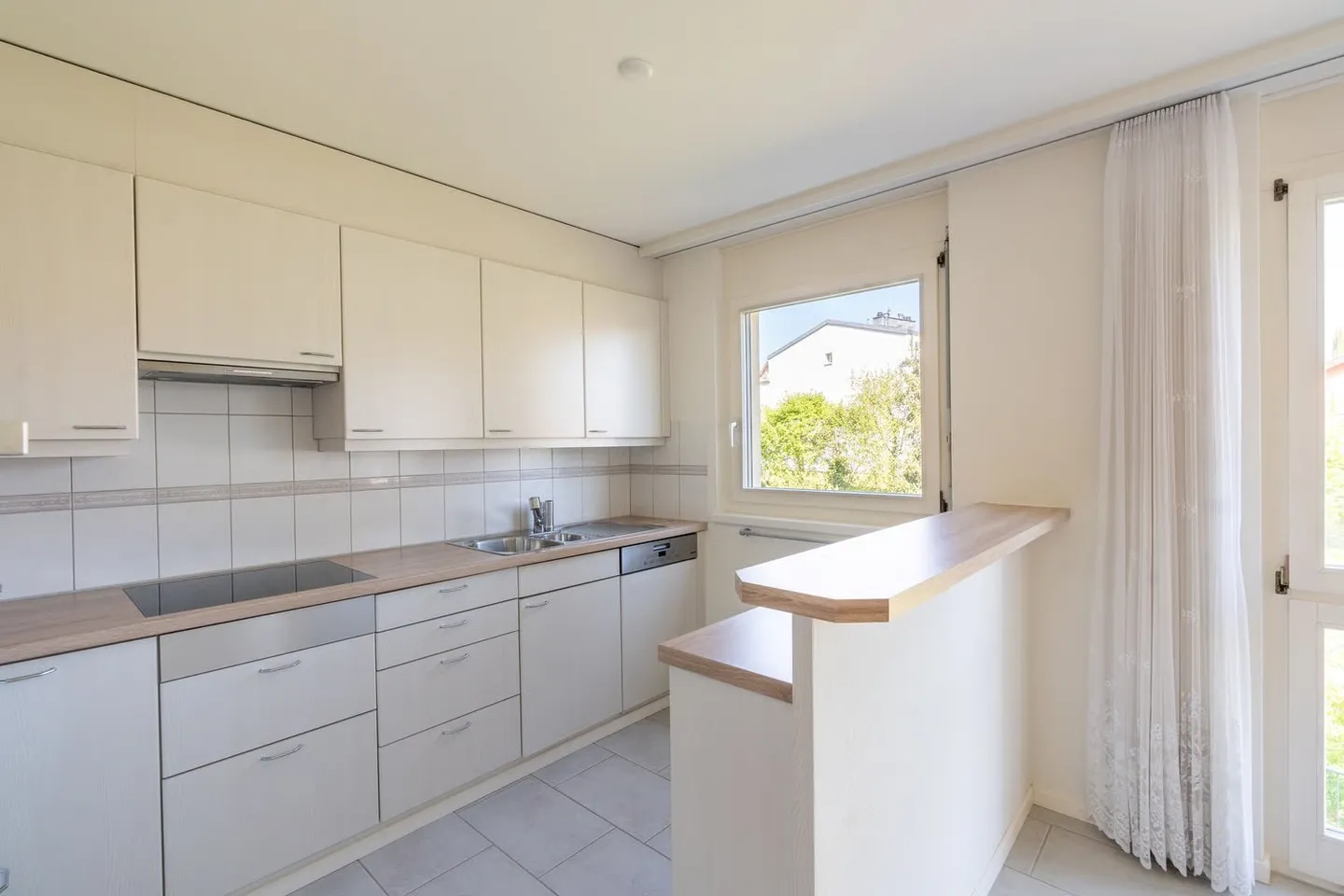Appartement lumineux de 4,5 pièces avec balcon sud dans un quartier résidentiel prisé - Photo 6 sur 16