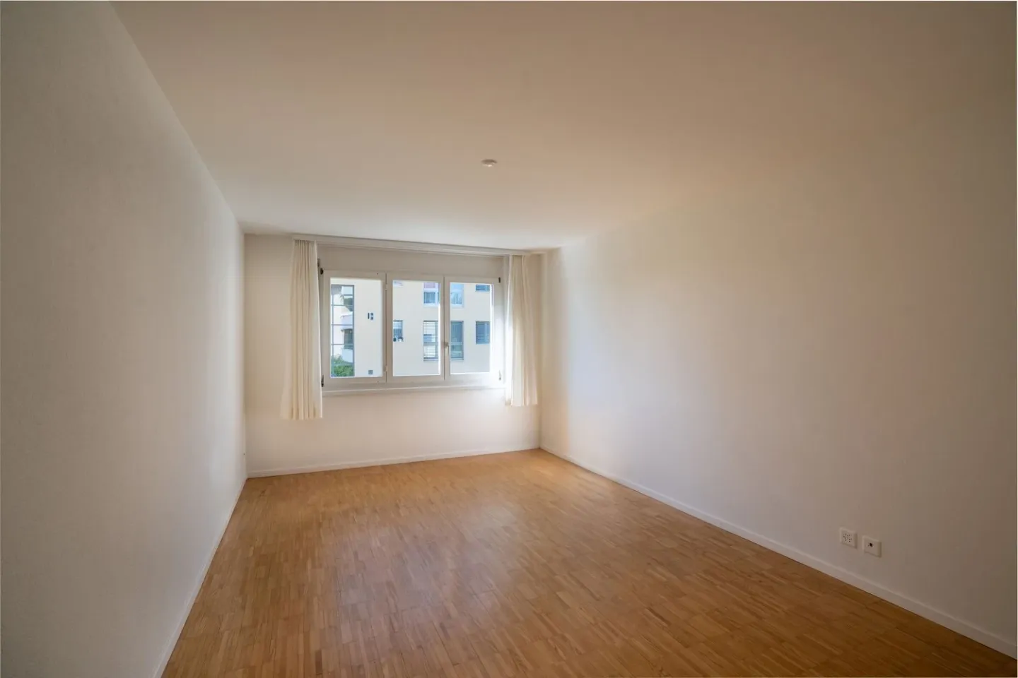 Appartement lumineux de 4,5 pièces avec balcon sud dans un quartier résidentiel prisé - Photo 7 sur 16