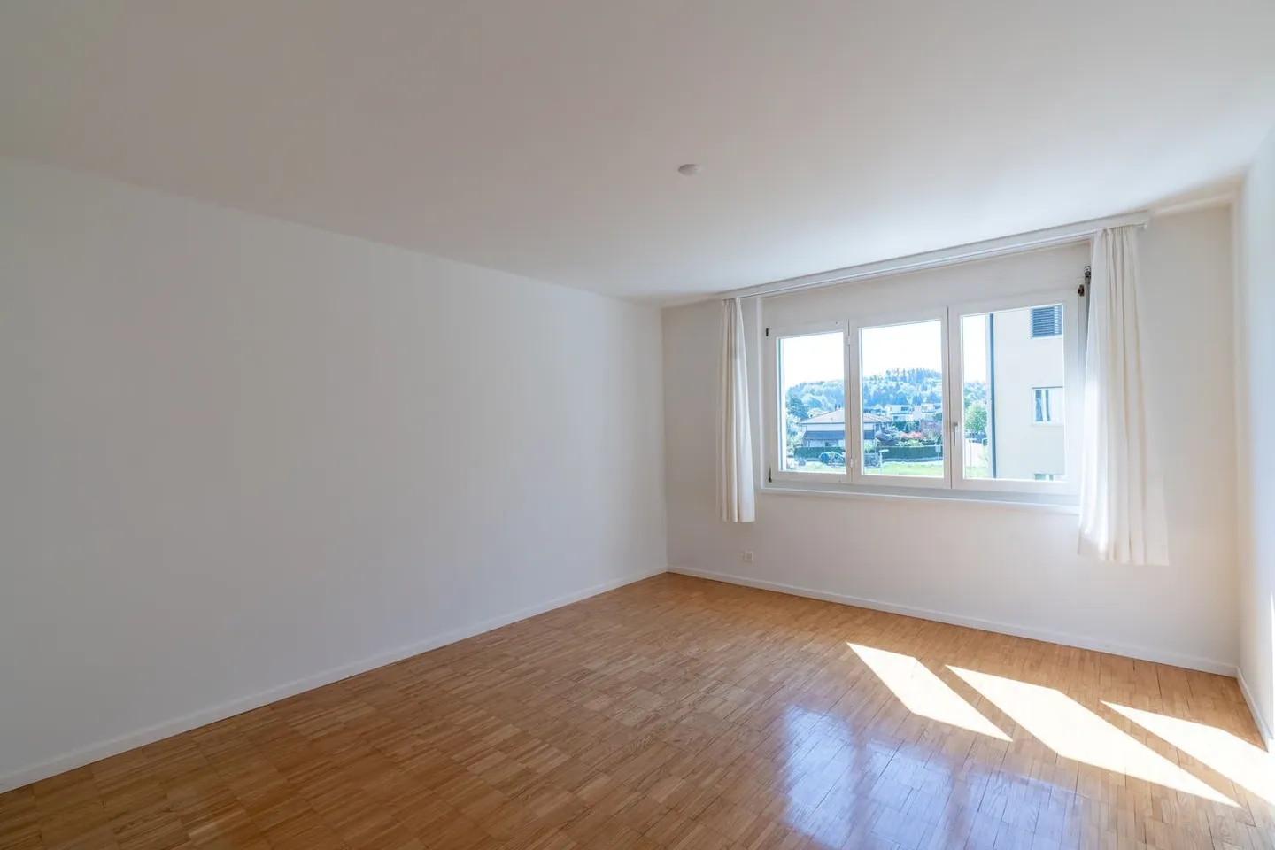 Appartement lumineux de 4,5 pièces avec balcon sud dans un quartier résidentiel prisé - Photo 8 sur 16