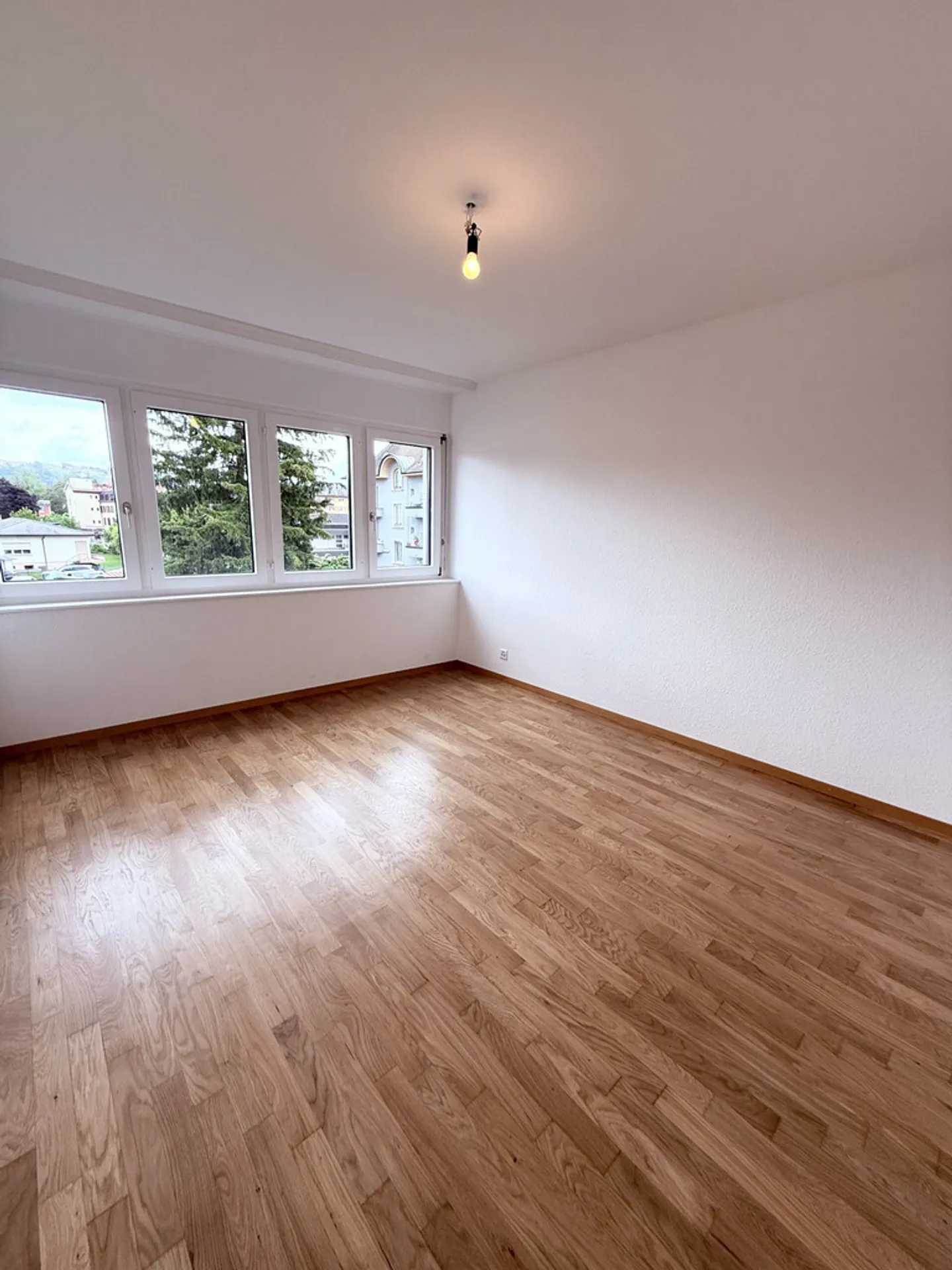 Geräumige 4,5-Zimmer-Wohnung im Stadtzentrum mit Balkon - Foto 3 von 12