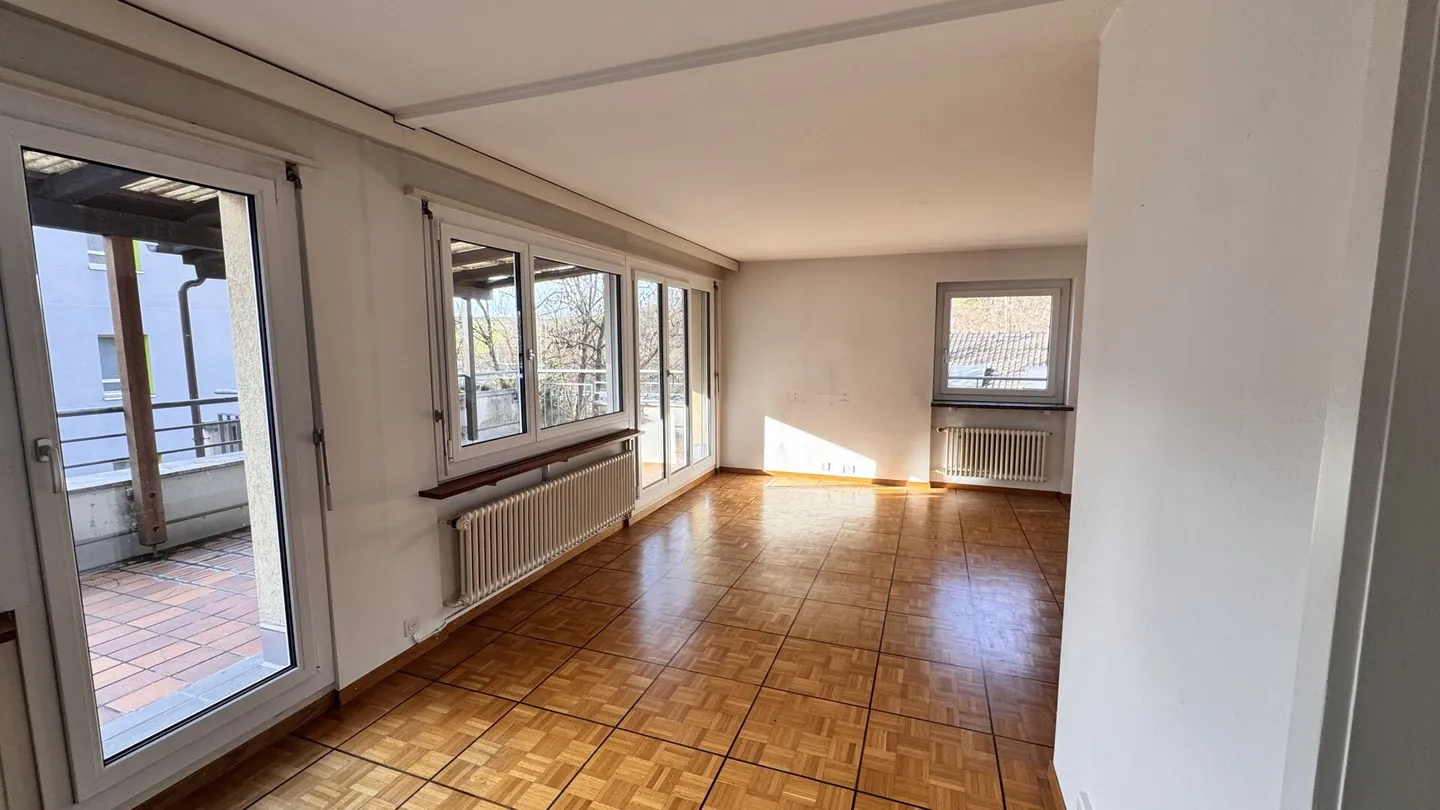 Appartement en attique de 5,5 pièces au centre dans le quartier de Maihof - Photo 3 sur 15