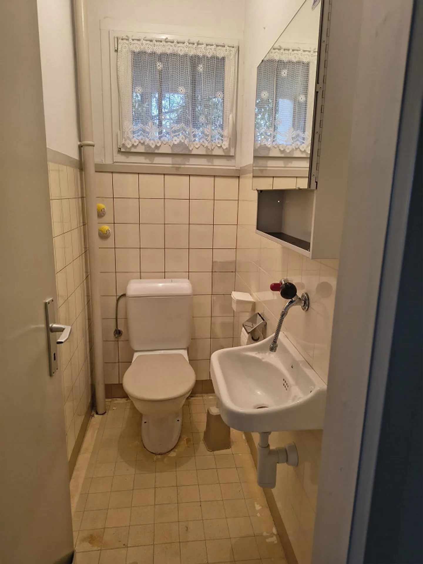 Charming 4-Room Apartment Attic - Photo 11 of 14