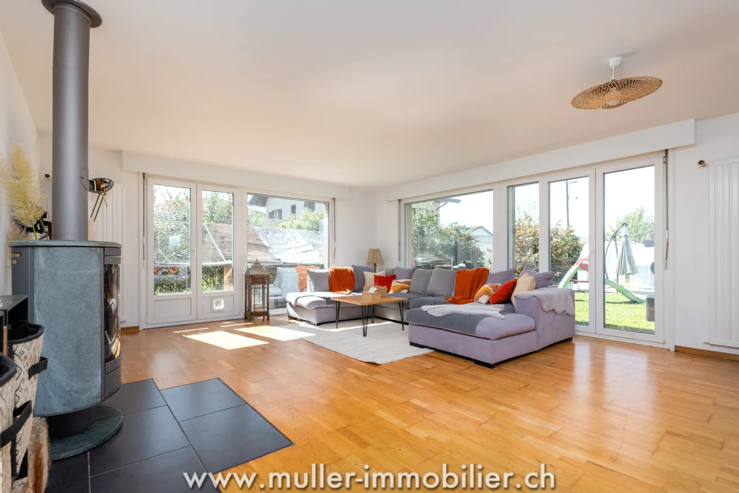 Maison spacieuse avec 7,5 pièces, piscine et jardin à Chavornay - Photo 3 sur 15