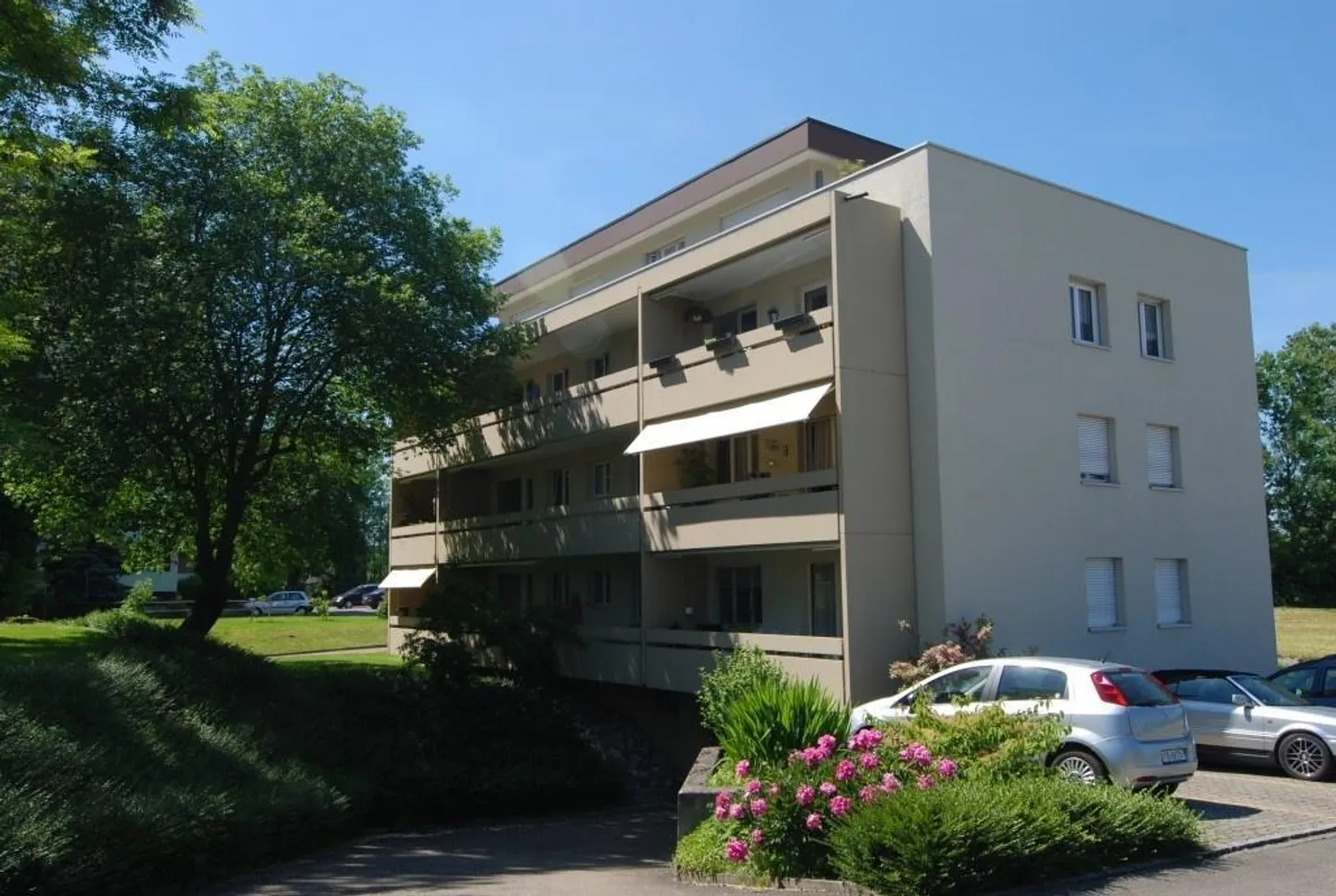 Living in a quiet location with beautiful views - Photo 2 of 8