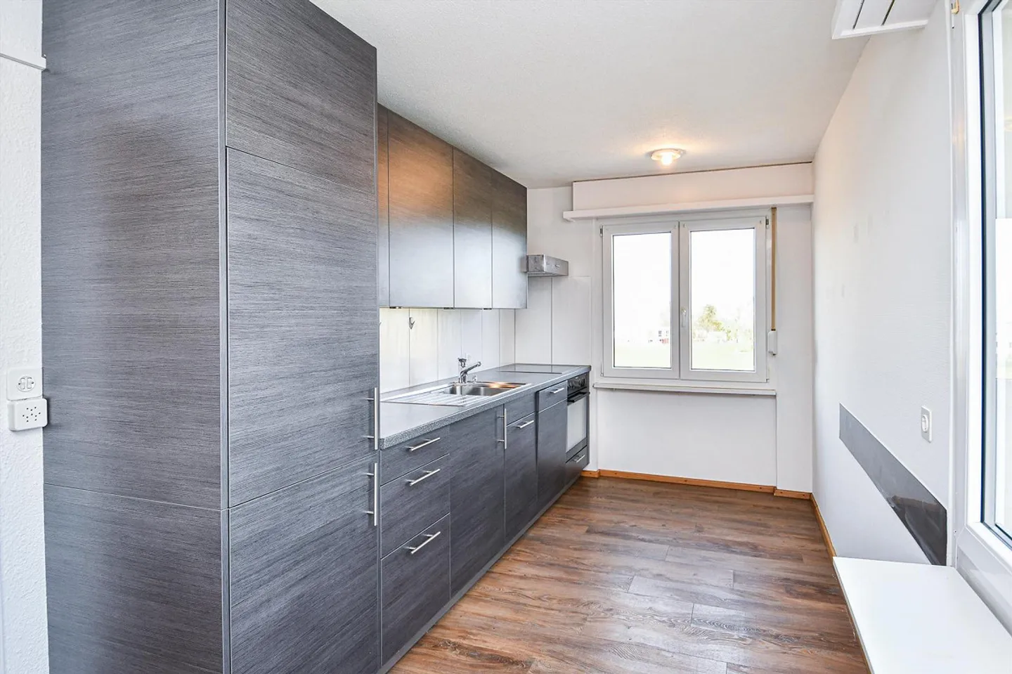 Living in a quiet location with beautiful views - Photo 3 of 8