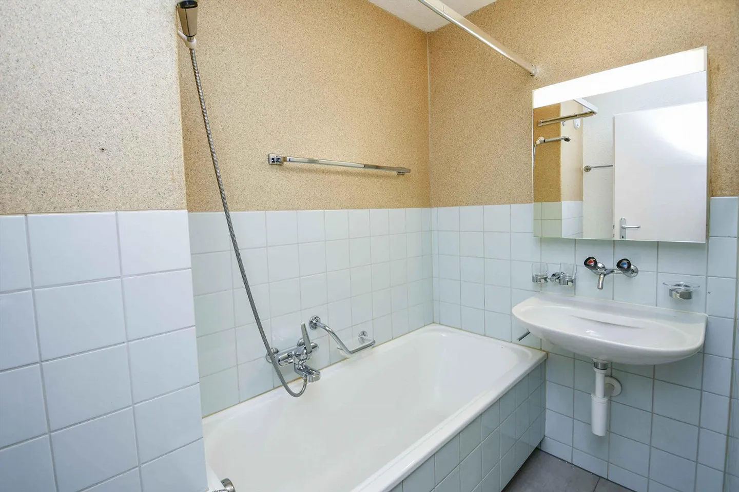 Living in a quiet location with beautiful views - Photo 8 of 8