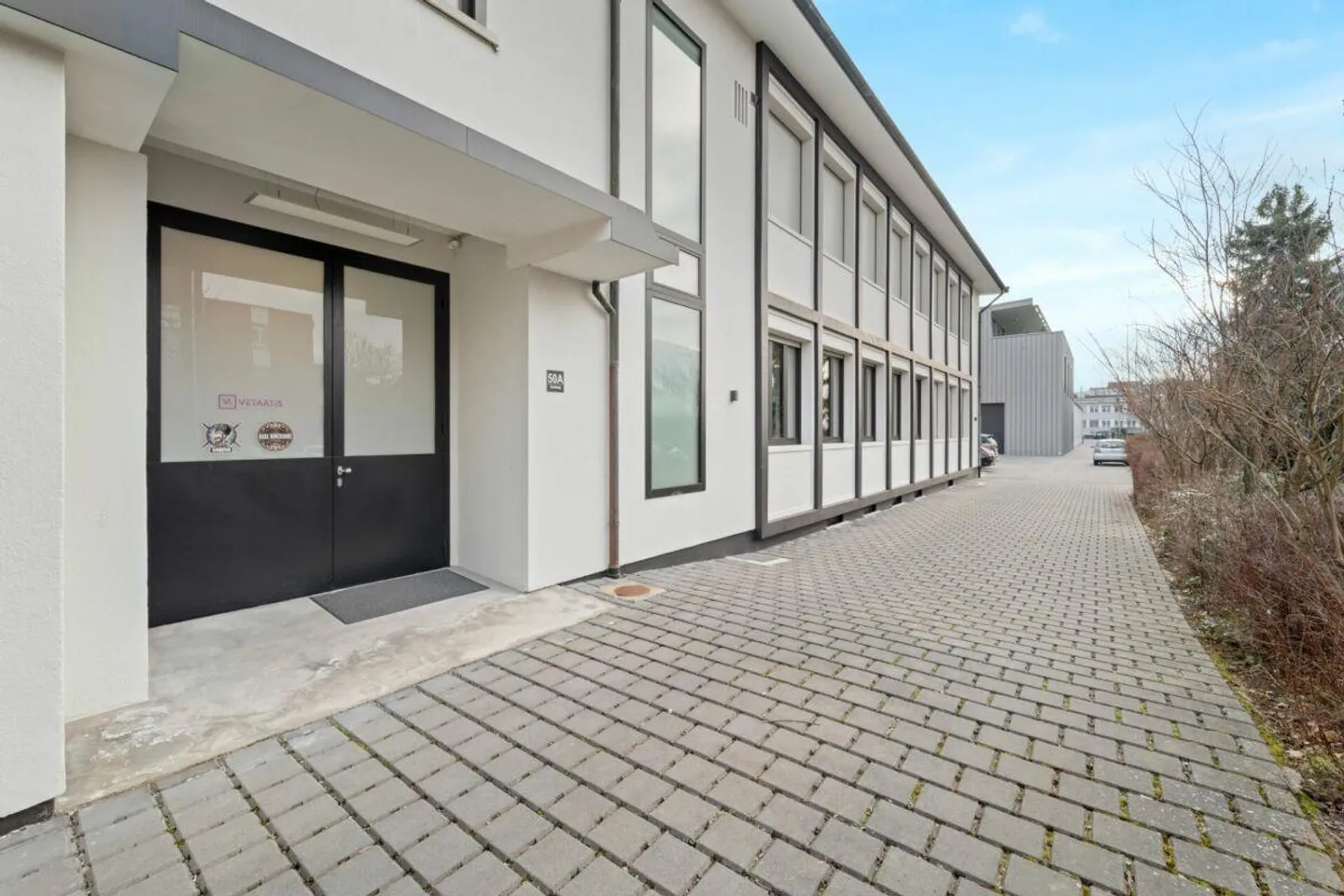 Offices 300 m2, Workshop/Office 72 m2, Storage 43 m2 - Photo 1 of 12