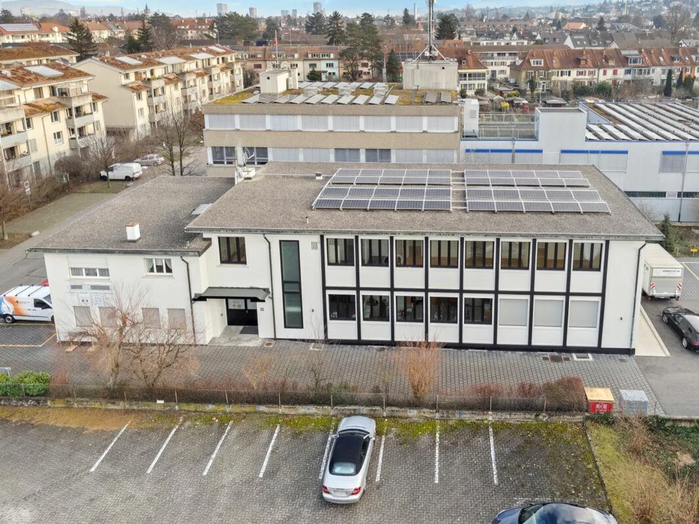 Offices 300 m2, Workshop/Office 72 m2, Storage 43 m2 - Photo 2 of 12