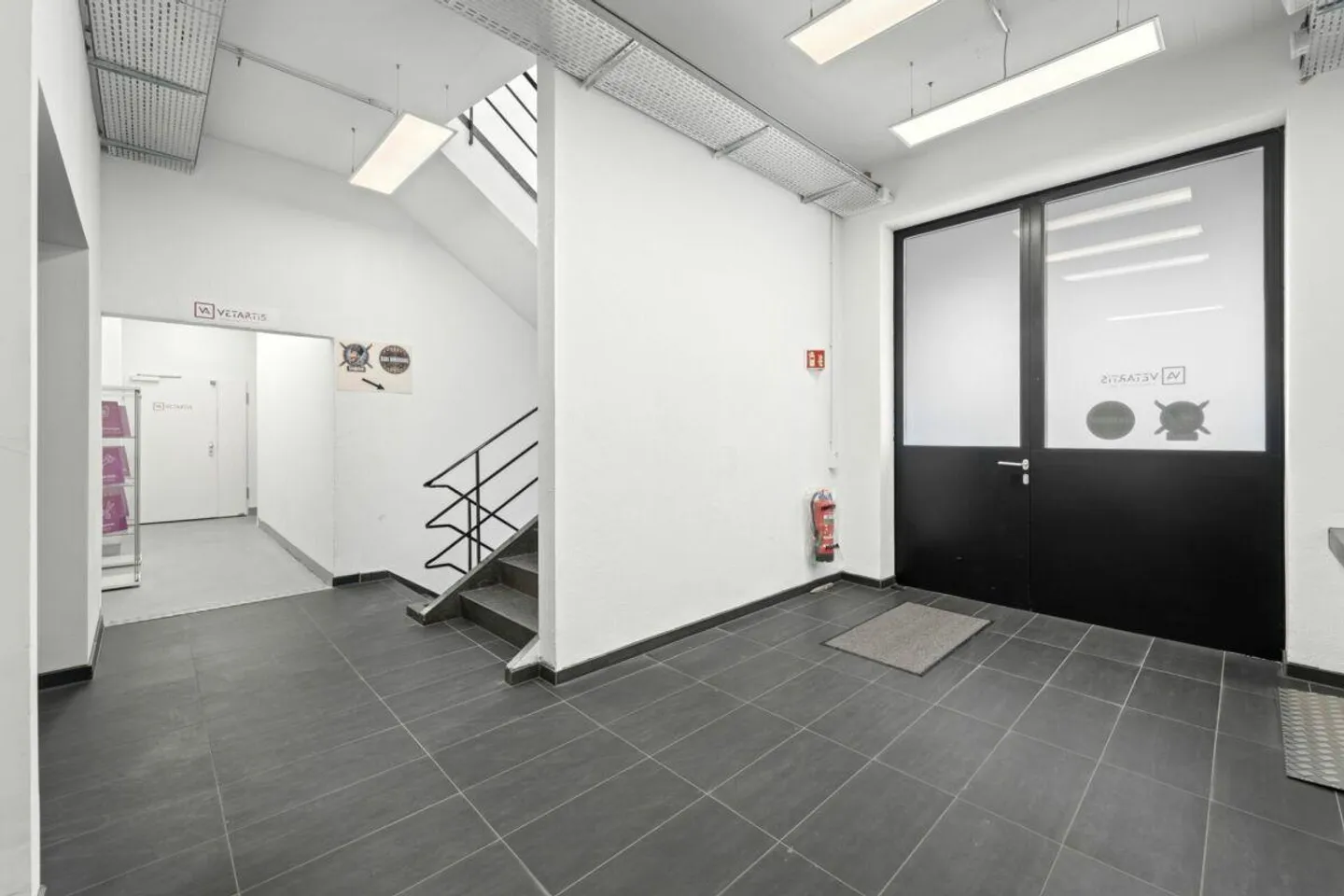 Offices 300 m2, Workshop/Office 72 m2, Storage 43 m2 - Photo 3 of 12