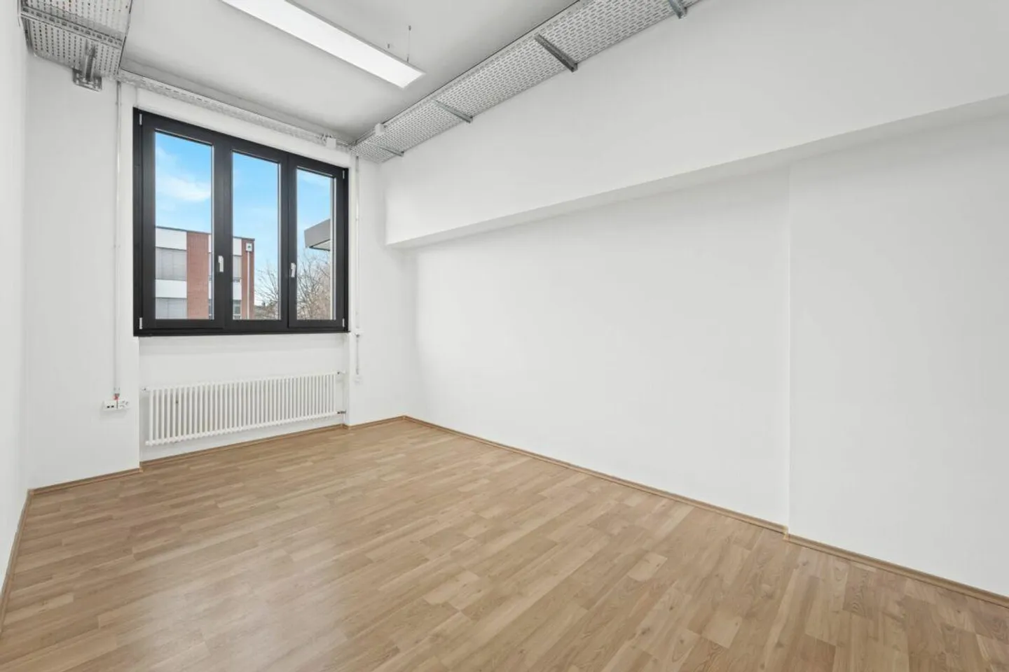 Offices 300 m2, Workshop/Office 72 m2, Storage 43 m2 - Photo 4 of 12