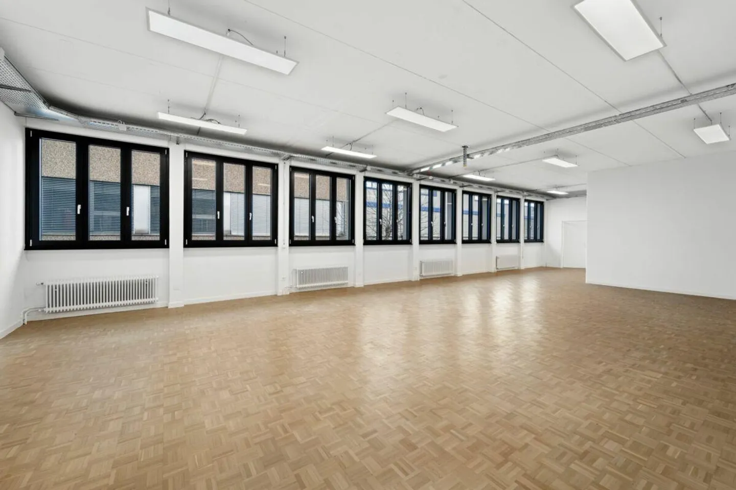 Offices 300 m2, Workshop/Office 72 m2, Storage 43 m2 - Photo 5 of 12