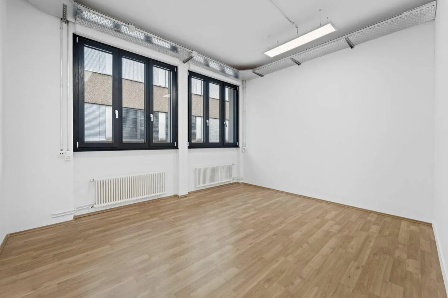 Offices 300 m2, Workshop/Office 72 m2, Storage 43 m2 - Photo 7 of 12