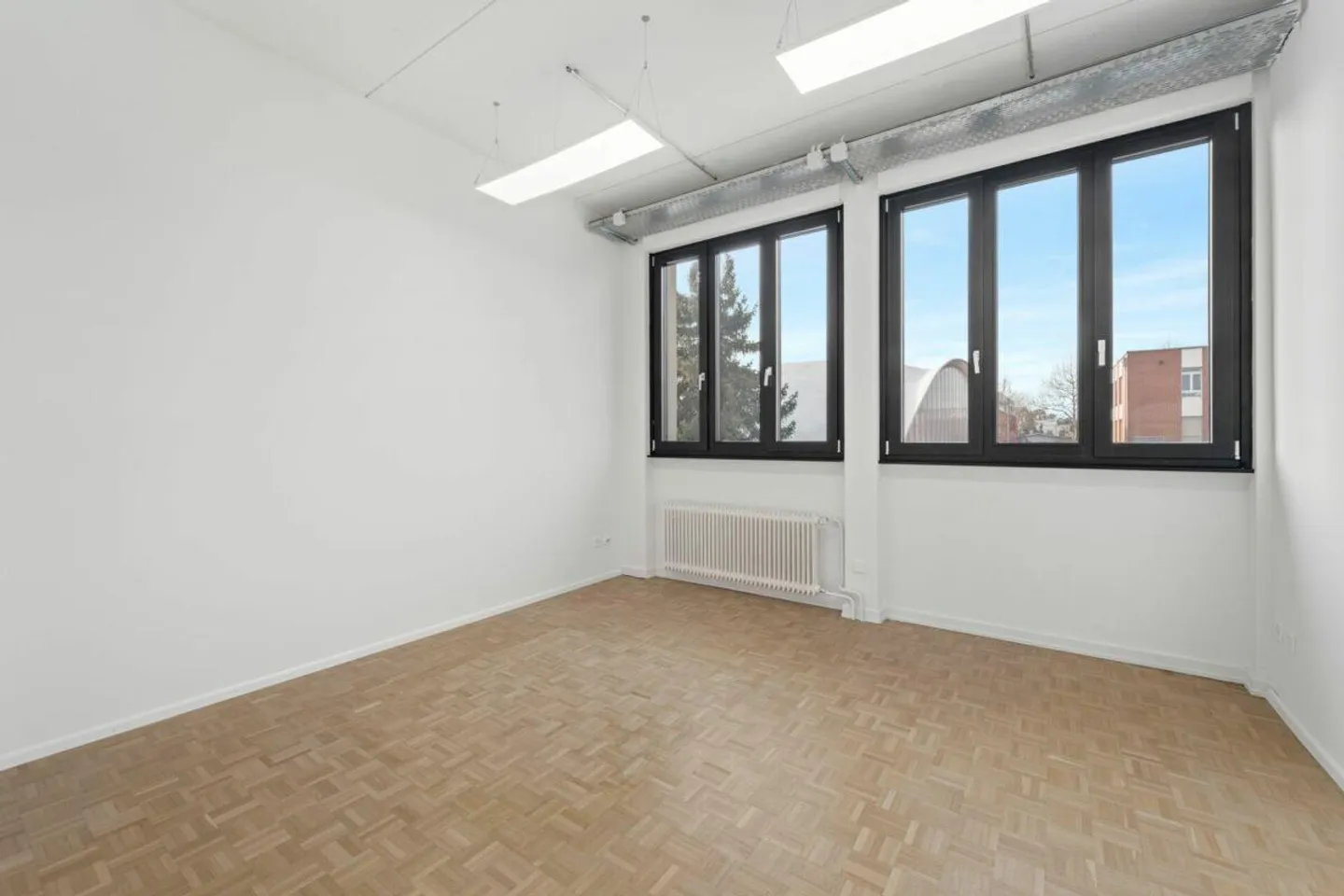 Offices 300 m2, Workshop/Office 72 m2, Storage 43 m2 - Photo 9 of 12