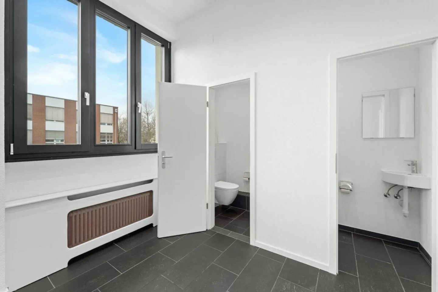 Offices 300 m2, Workshop/Office 72 m2, Storage 43 m2 - Photo 10 of 12