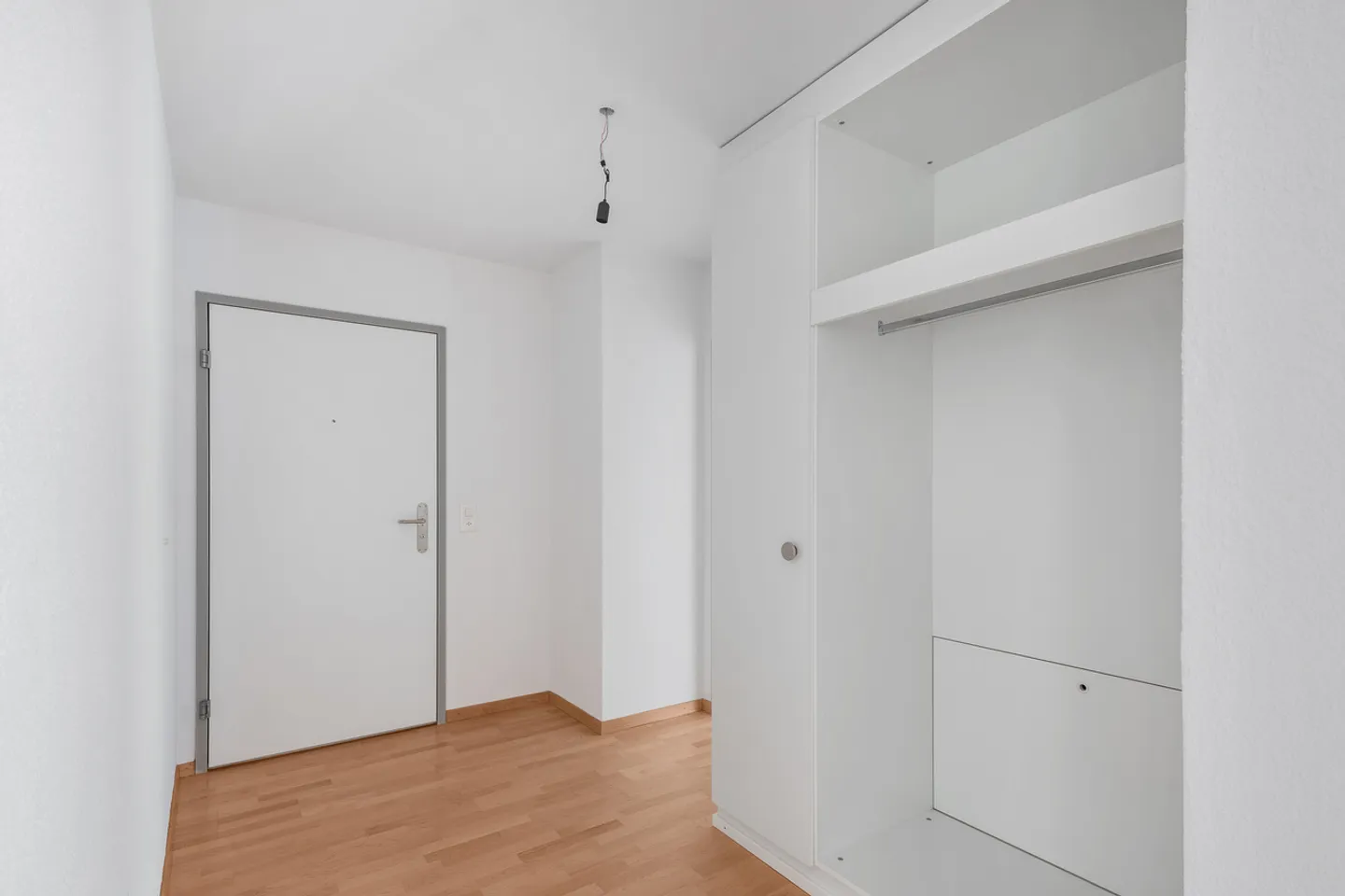 Spacious 3.5-Room Apartment - Photo 2 of 10
