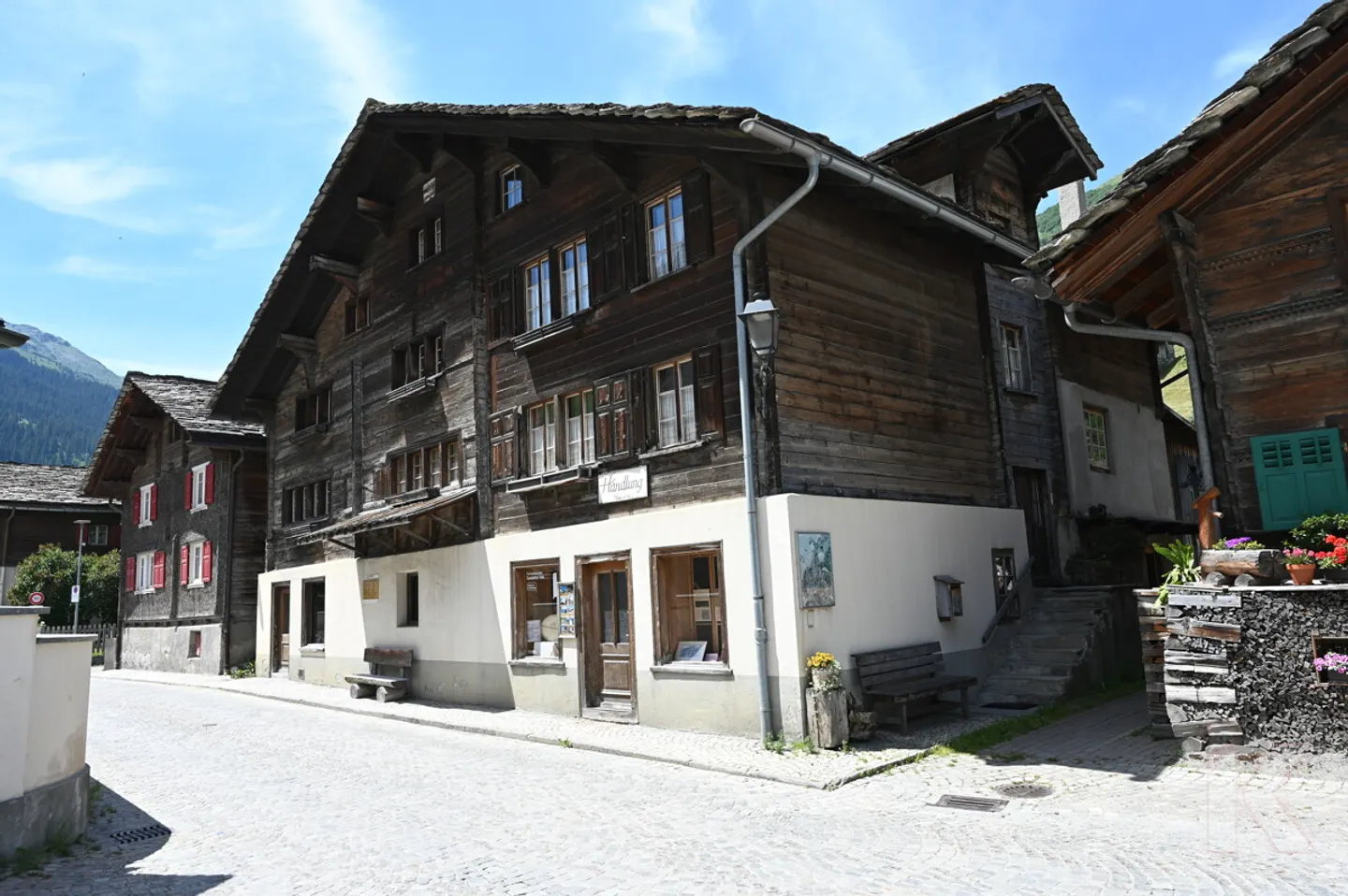 Spacious 4.5-room holiday apartment in Vals - Photo 1 of 12
