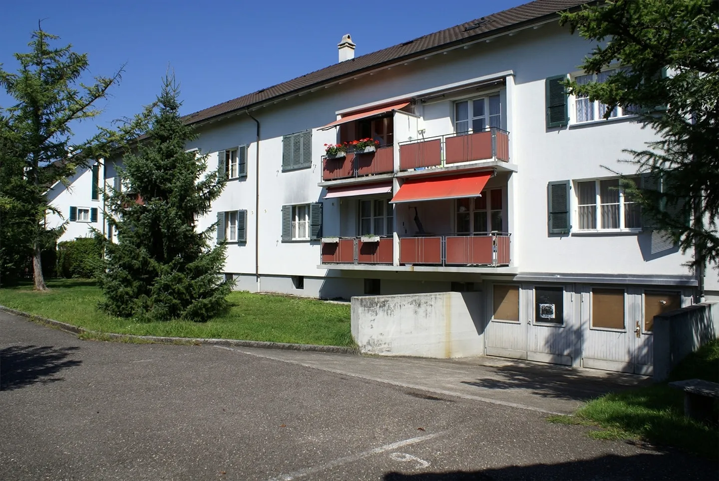 Appartamento semplice di 3 stanze in un vecchio edificio, situato in posizione centrale a Reinach - Foto 1 di 8