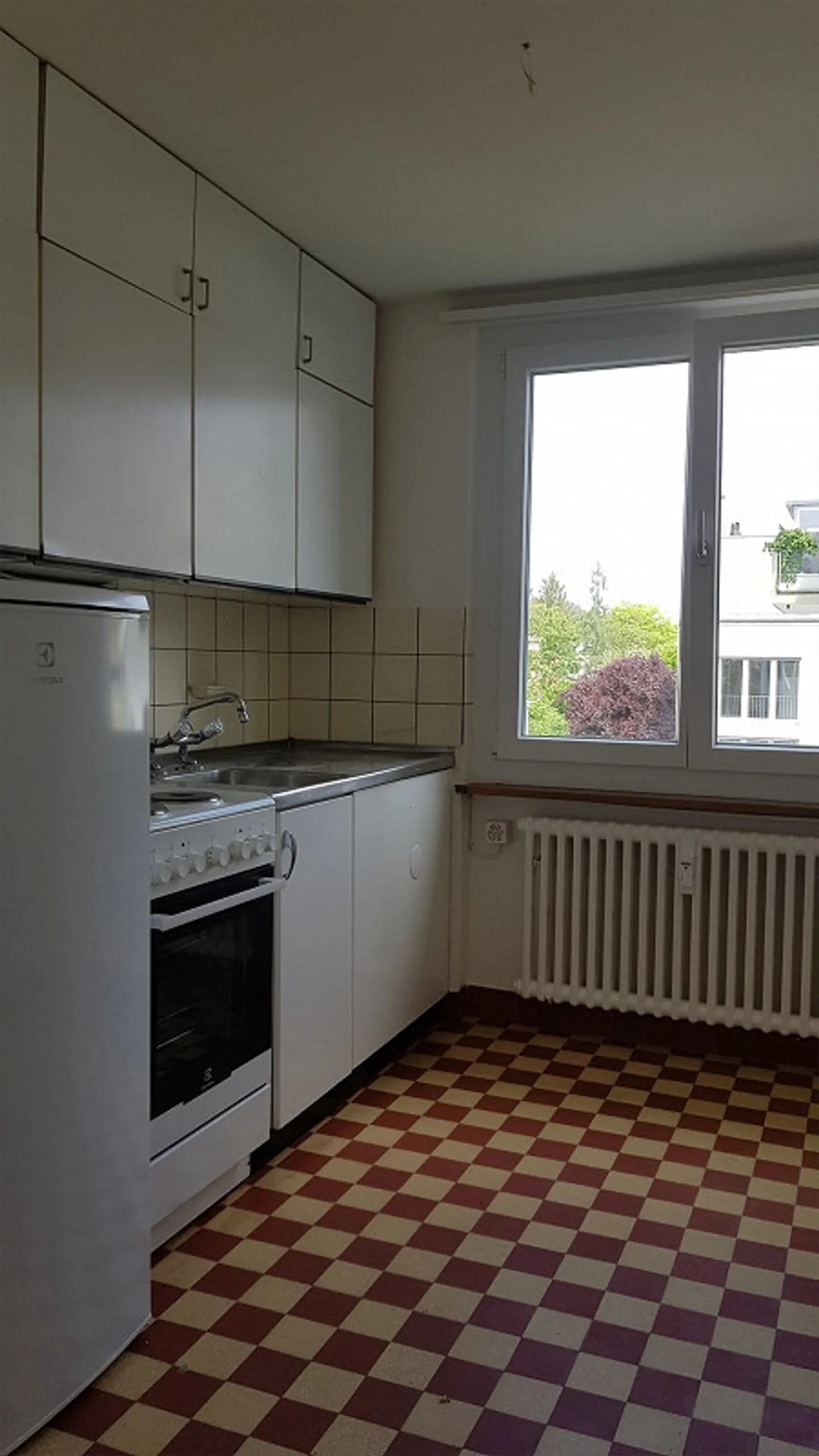 Appartamento semplice di 3 stanze in un vecchio edificio, situato in posizione centrale a Reinach - Foto 4 di 8
