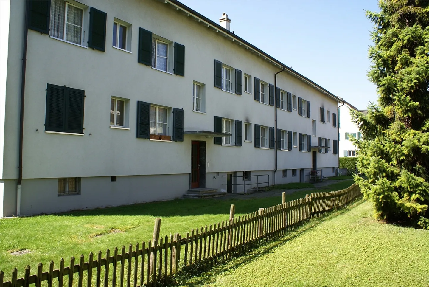 Appartamento semplice di 3 stanze in un vecchio edificio, situato in posizione centrale a Reinach - Foto 2 di 8