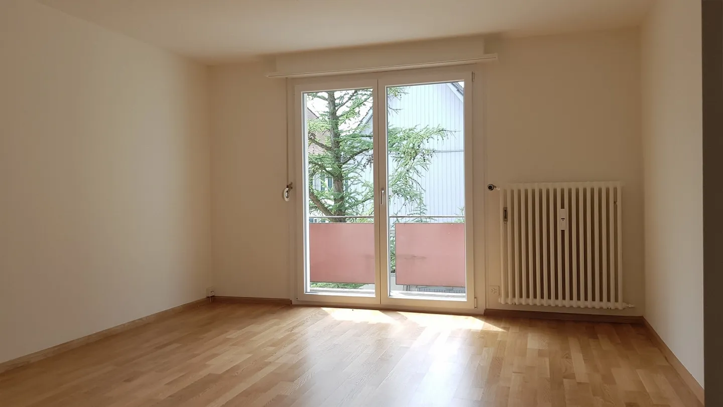 Appartamento semplice di 3 stanze in un vecchio edificio, situato in posizione centrale a Reinach - Foto 5 di 8