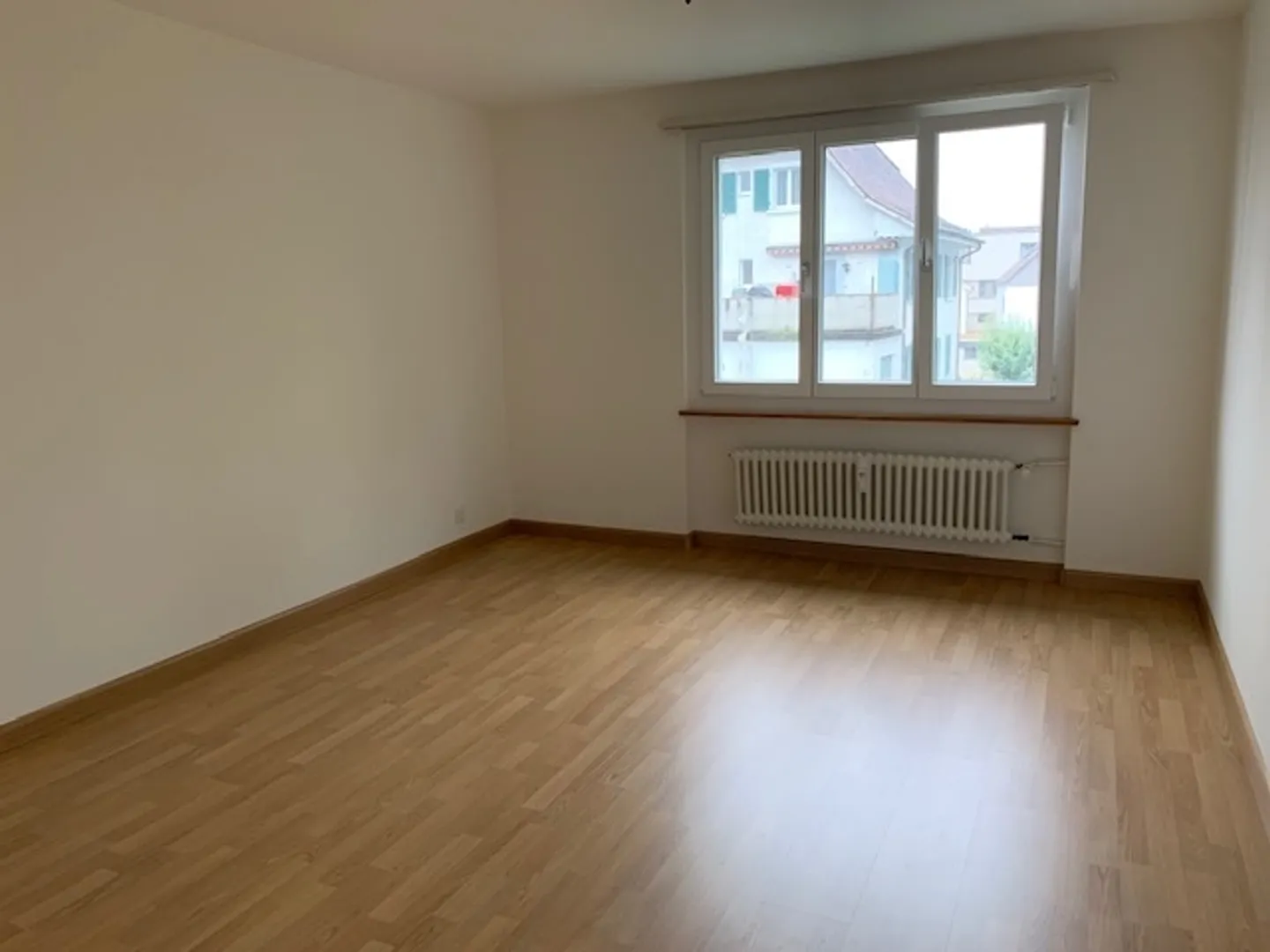 Appartamento semplice di 3 stanze in un vecchio edificio, situato in posizione centrale a Reinach - Foto 6 di 8