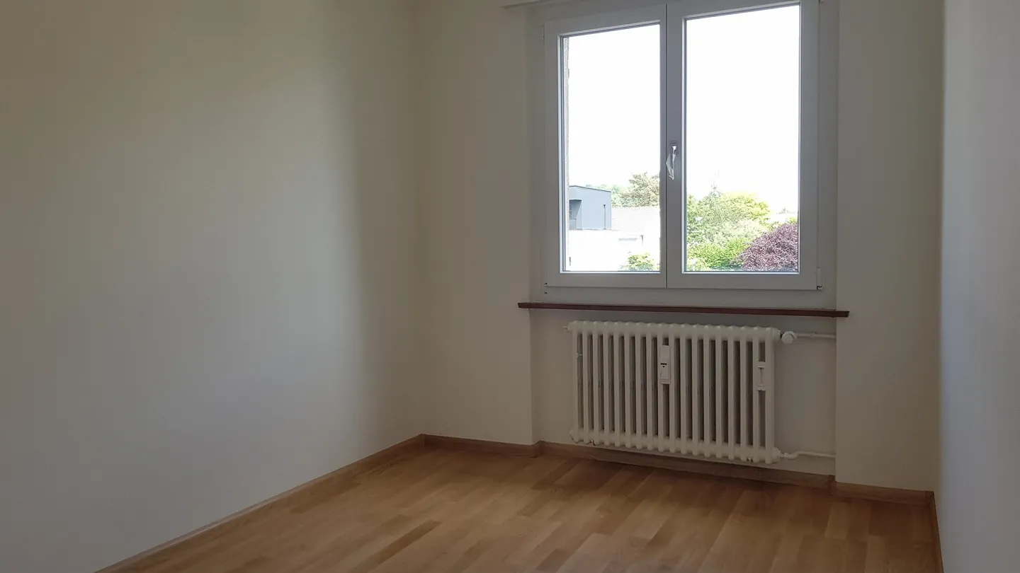 Appartamento semplice di 3 stanze in un vecchio edificio, situato in posizione centrale a Reinach - Foto 7 di 8