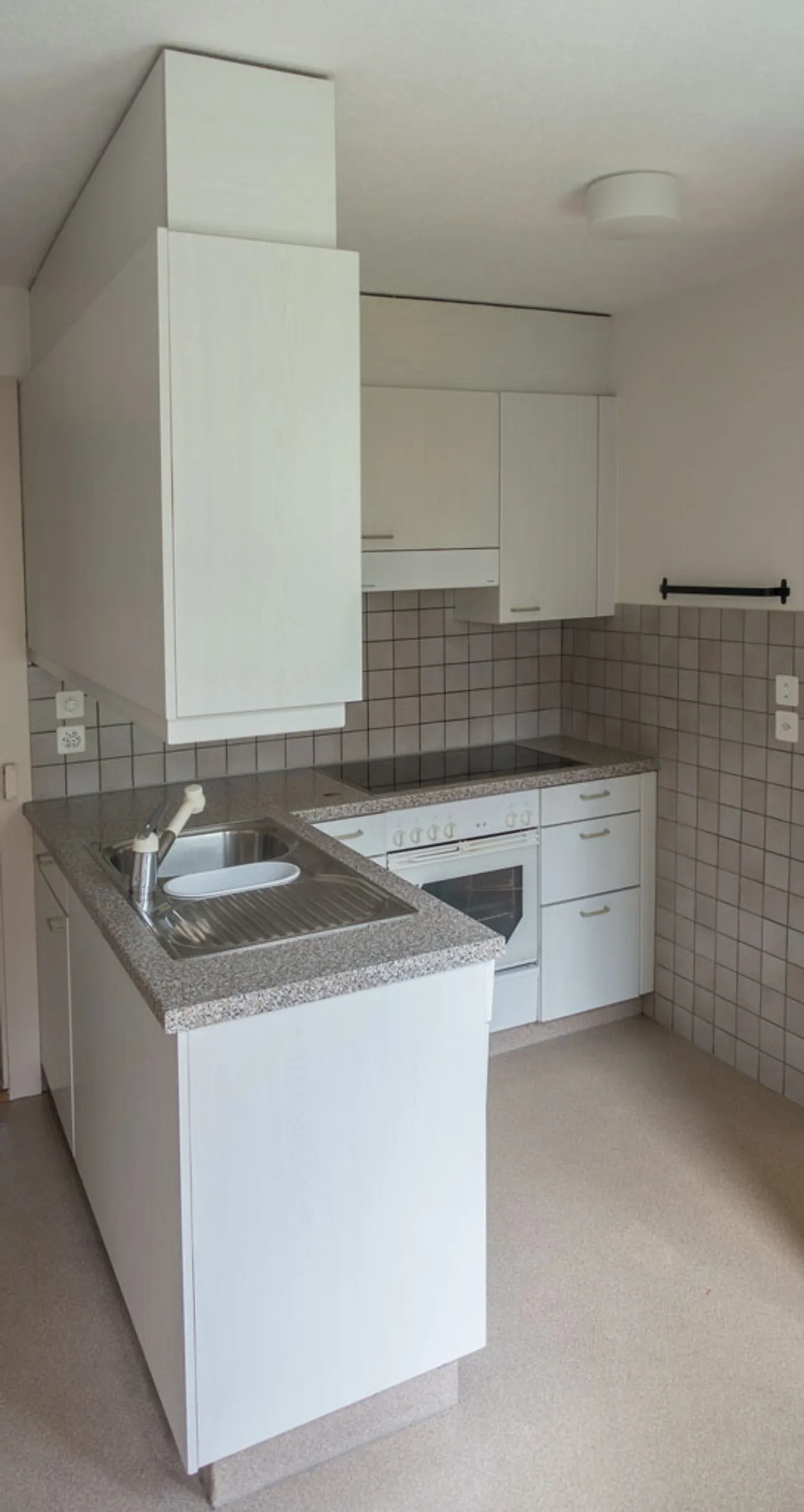 Child-friendly location, close to shops/school/kindergarten - Photo 9 of 13