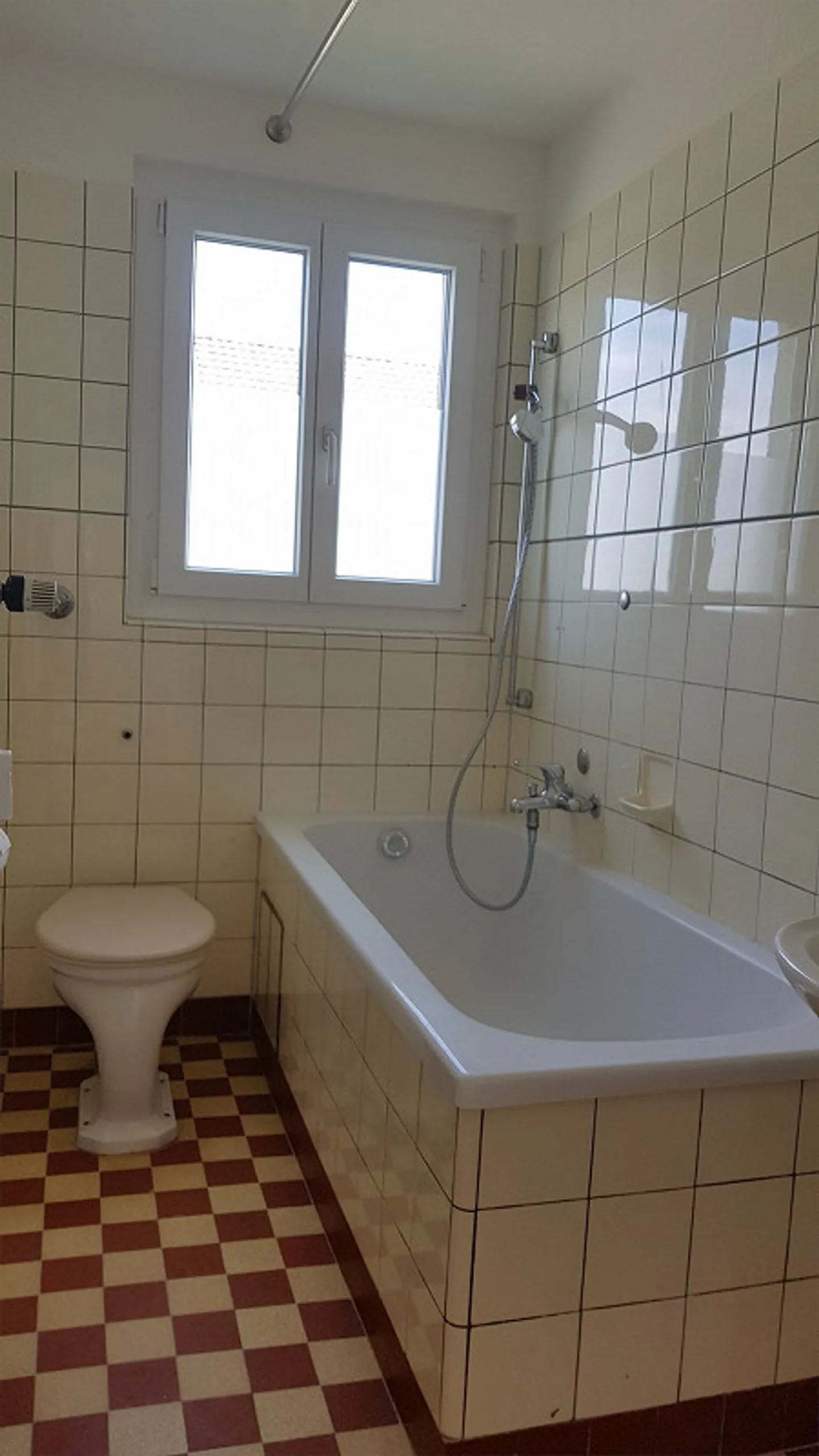 Appartamento semplice di 3 stanze in un vecchio edificio, situato in posizione centrale a Reinach - Foto 8 di 8