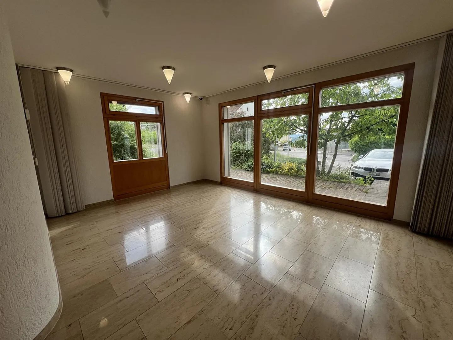 Espace de service/commercial polyvalent - Photo 1 sur 8