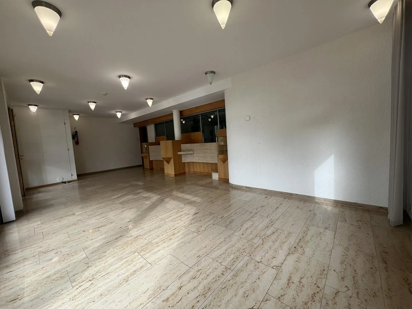 Espace de service/commercial polyvalent - Photo 2 sur 8