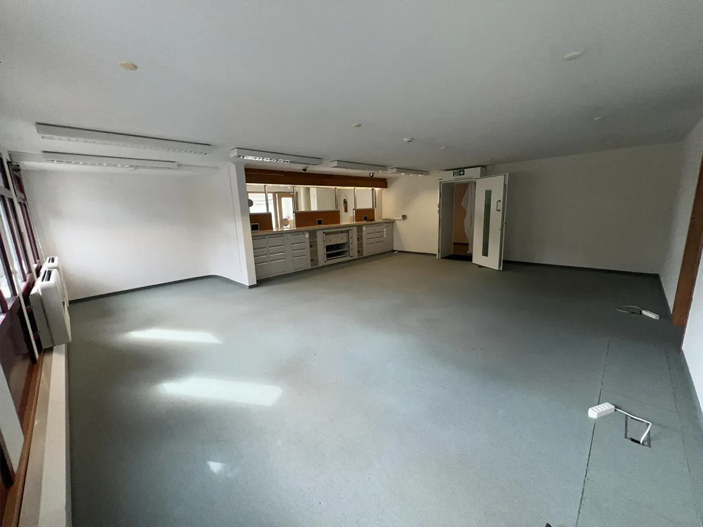 Espace de service/commercial polyvalent - Photo 3 sur 8