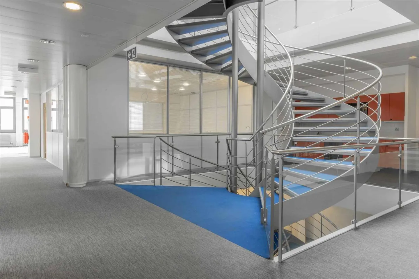 Multipurpose building with 3 levels in Meyrin - Photo 3 of 13