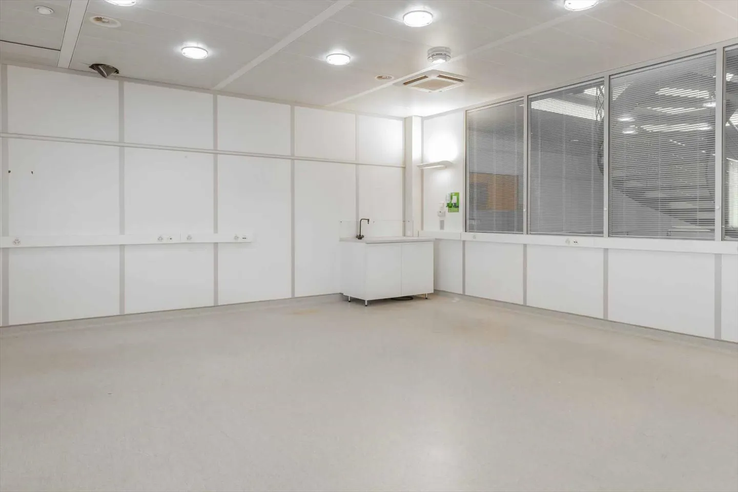 Multipurpose building with 3 levels in Meyrin - Photo 6 of 13