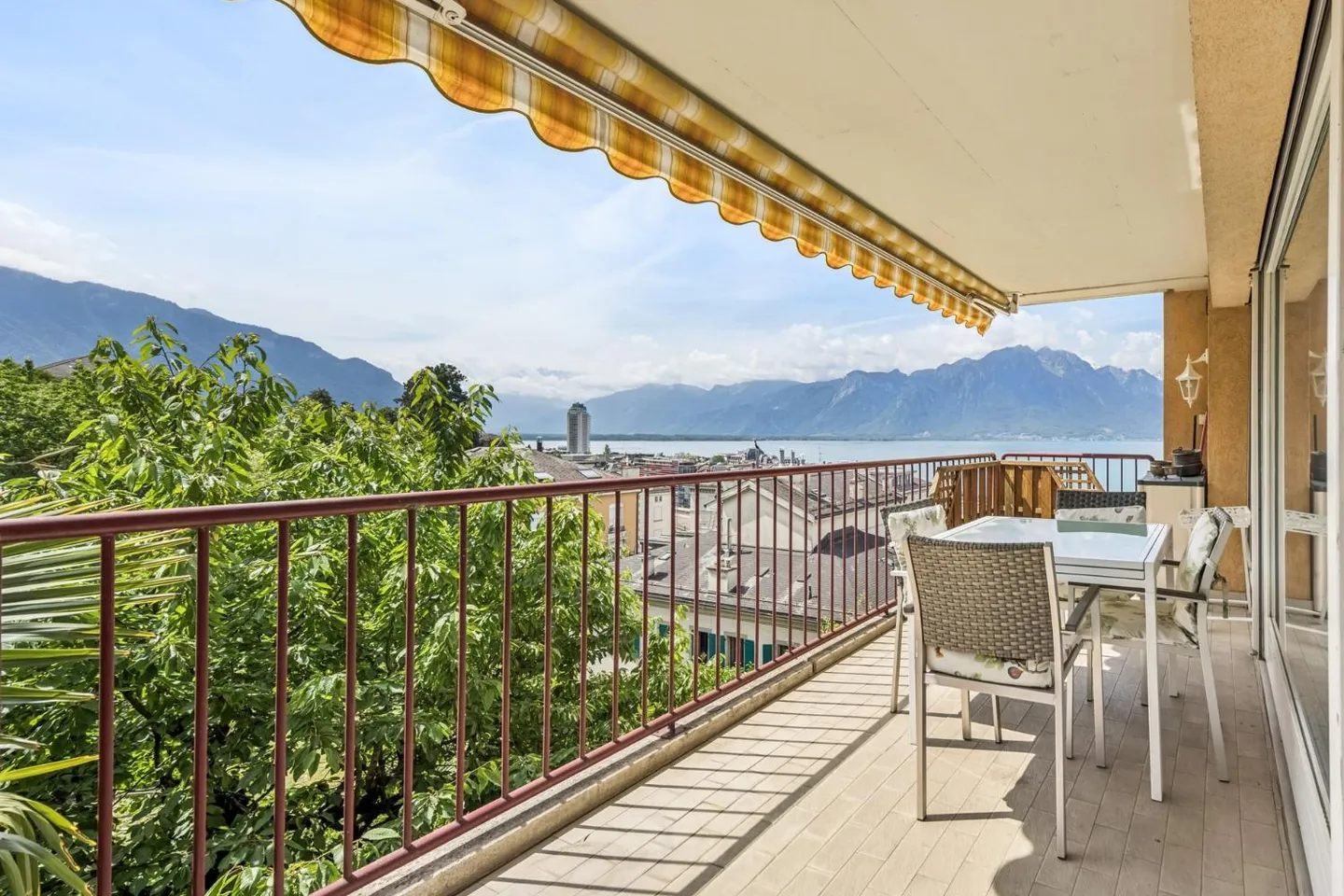 Posizione ideale per questo affascinante appartamento di 3,5 stanze con vista sul lago - Foto 1 di 12