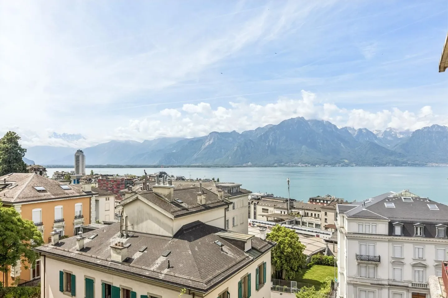 Posizione ideale per questo affascinante appartamento di 3,5 stanze con vista sul lago - Foto 2 di 12