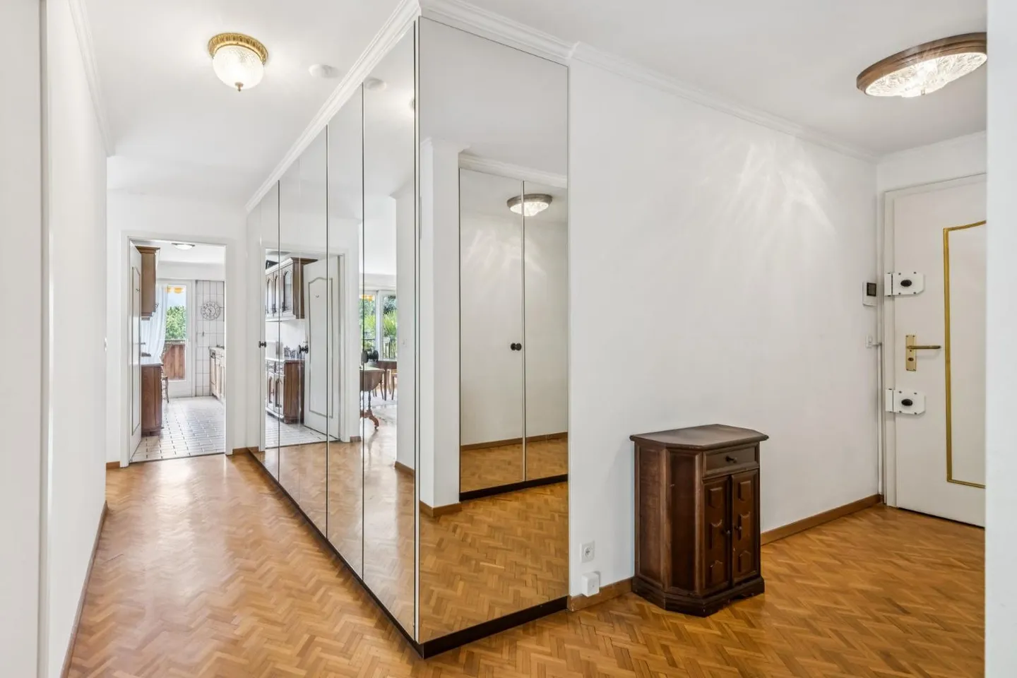Posizione ideale per questo affascinante appartamento di 3,5 stanze con vista sul lago - Foto 7 di 12