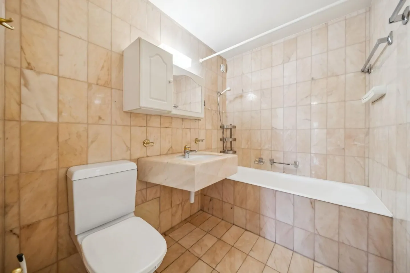 Posizione ideale per questo affascinante appartamento di 3,5 stanze con vista sul lago - Foto 9 di 12