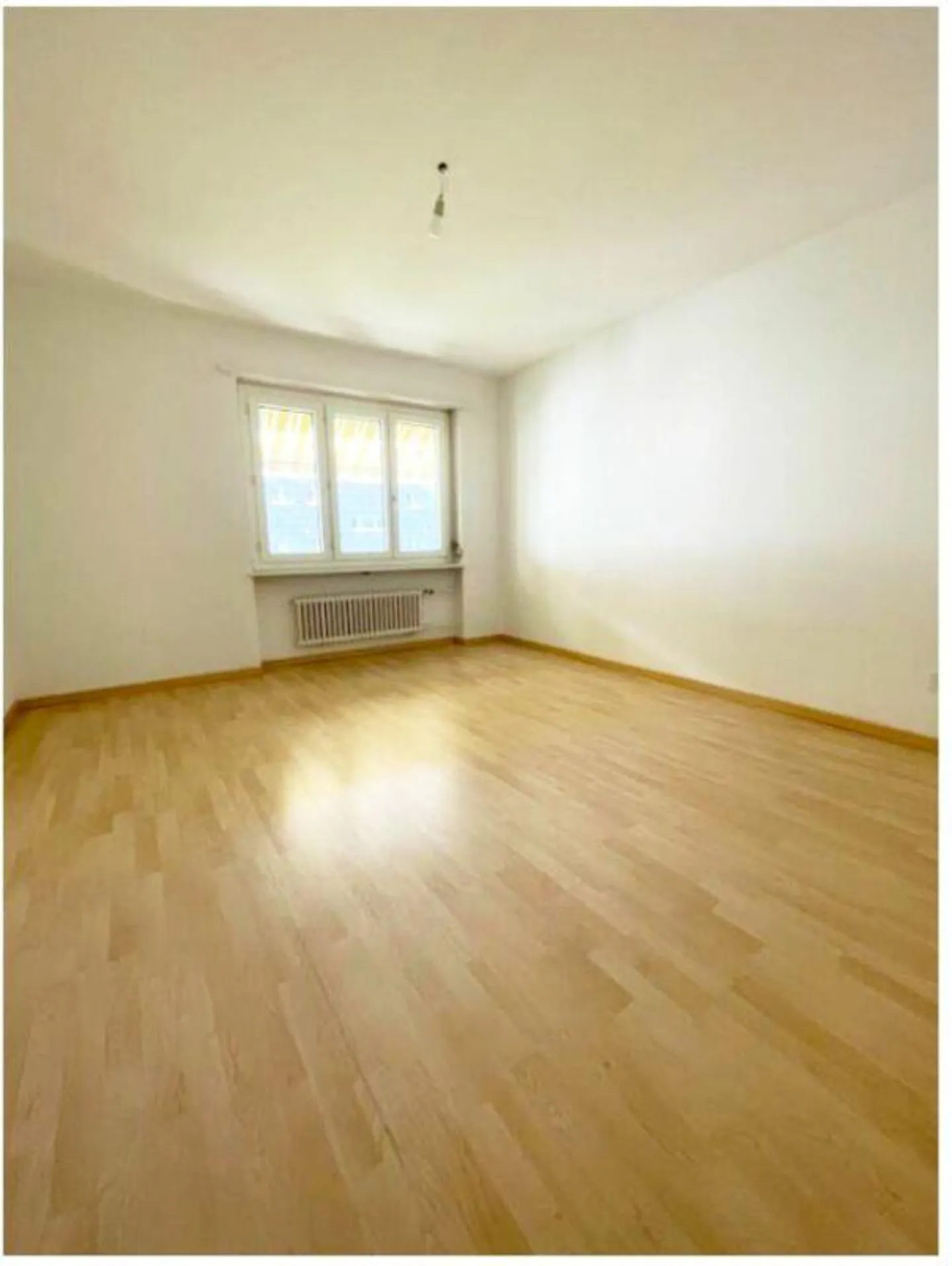 Bright Apartment with Balcony - Photo 5 of 8